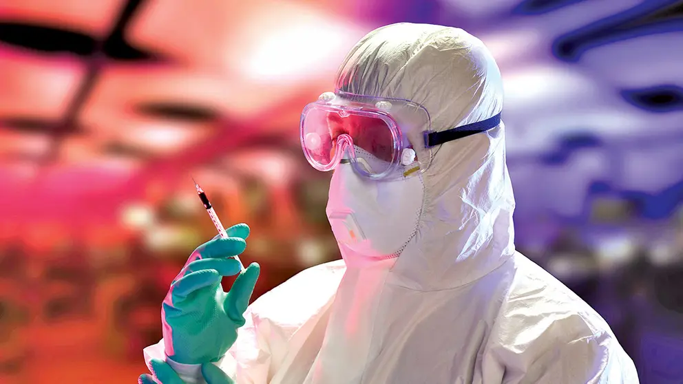 Imagen referencial de un trabajador de salud de Europa maneja una dosis de vacuna desarrollada para tratar el virus &Eacute;bola.