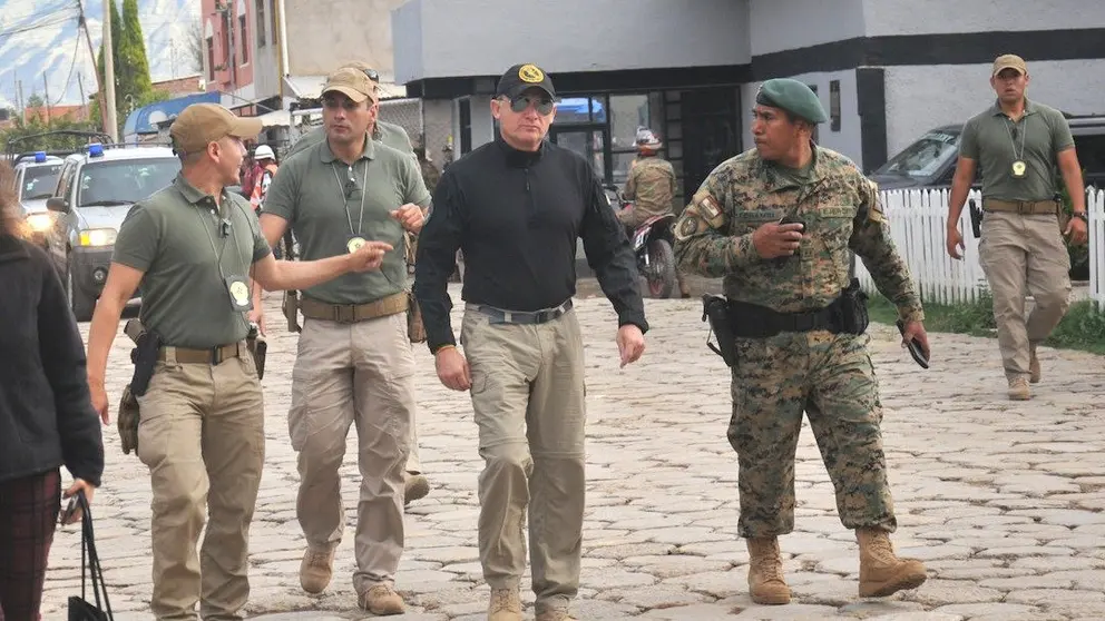 El ministro de Defensa, Fernando L&oacute;pez (c), llega al cuartel de Cotapachi.  NO&Eacute; PORTUGAL