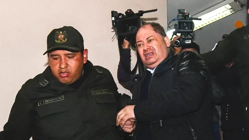 El exministro Carlos Romero sale de la audiencia de medidas cautelares, ayer.  APG