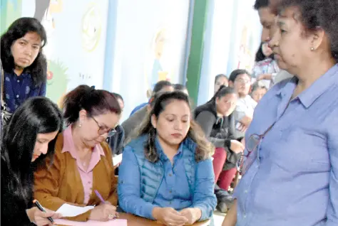 Padres de familia durante el proceso de preinscripci&oacute;n. Dico Sol&iacute;s