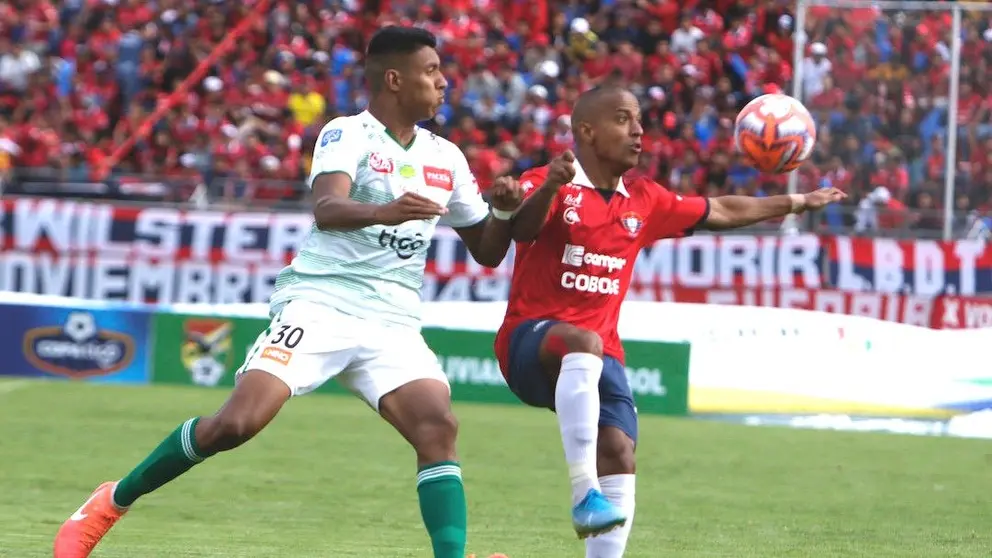 El jugador brasile&ntilde;o Serginho (d) intenta dominar la pelota ante la marca de un jugador de Oriente, en 2019. APG
