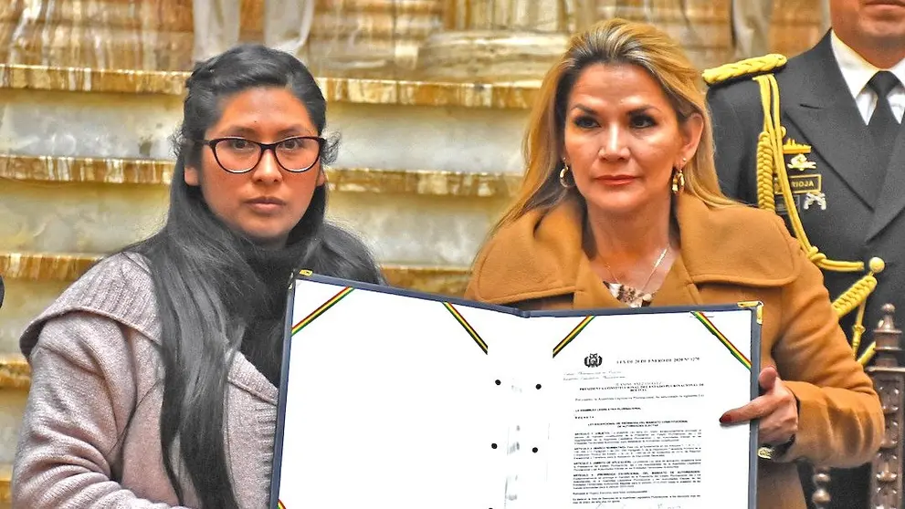 La mandataria Jeanine &Aacute;&ntilde;ez (d) junto a la presidenta de la Asamblea, Eva Copa, en la promulgaci&oacute;n de la ley de ampliaci&oacute;n de mandato. APG