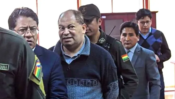 El exministro Carlos Romero escoltado por polic&iacute;as, en 2020. ABI