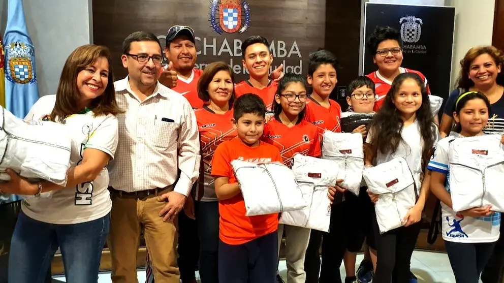 Deportistas recibieron uniformes de la Alcald&iacute;a para disputar el torneo municipal de squash.
