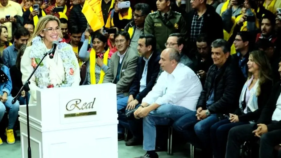 La presidenta Jeanine &Aacute;&ntilde;ez anuncia su candidatura en las pr&oacute;ximas elecciones. ABI