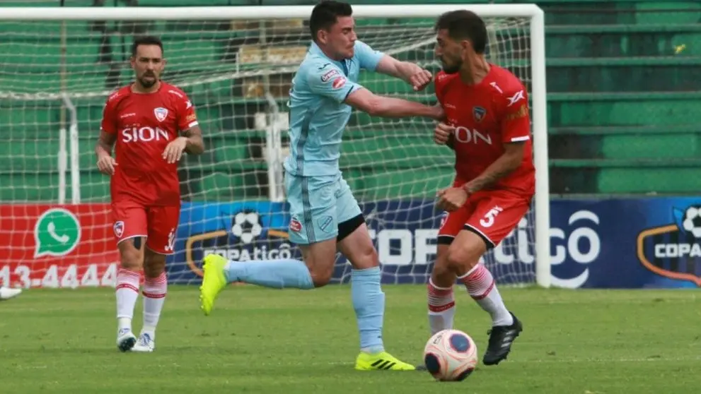Acci&oacute;n del partido entre Royal Pari y Bol&iacute;var. APG