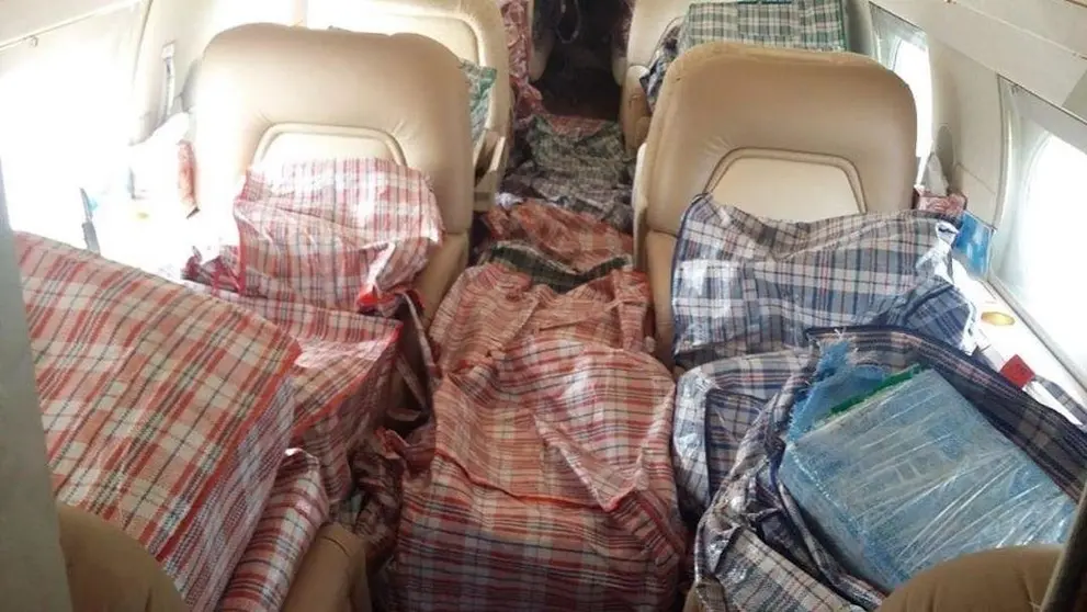 Los saquillos con droga al interior de la aeronave. INTERNET