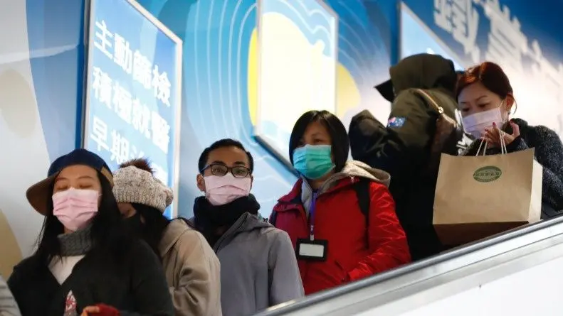 Personas con barbijos para prevenir contagio de Coronavirus. EFE