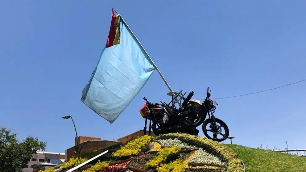 La moto quemada de la RJC emplazada en la plaza de Cala Cala. 	ALEJANDRO ORELLANA