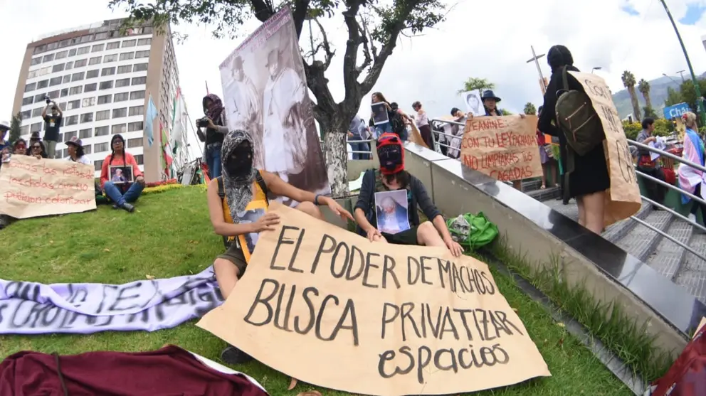Grupo de mujeres protestan en la rotonda de Cala Cala. NO&Eacute; PORTUGAL