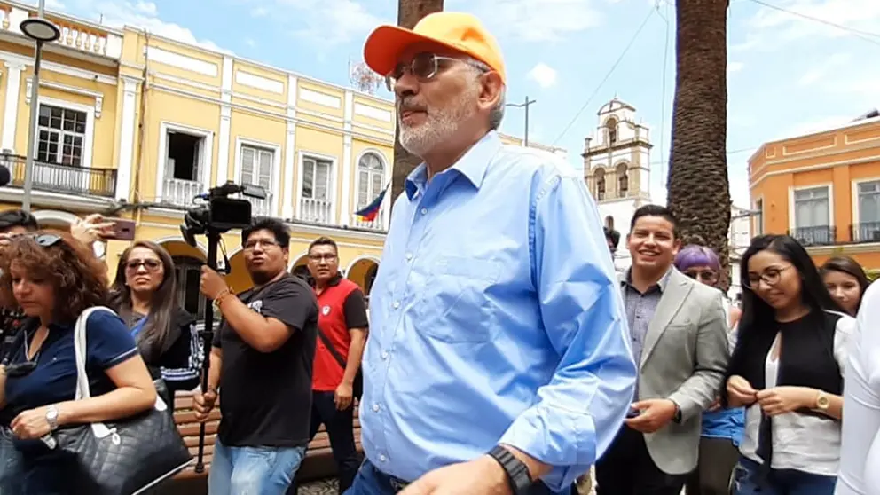 Carlos Mesa en la plaza principal 14 de Septiembre.