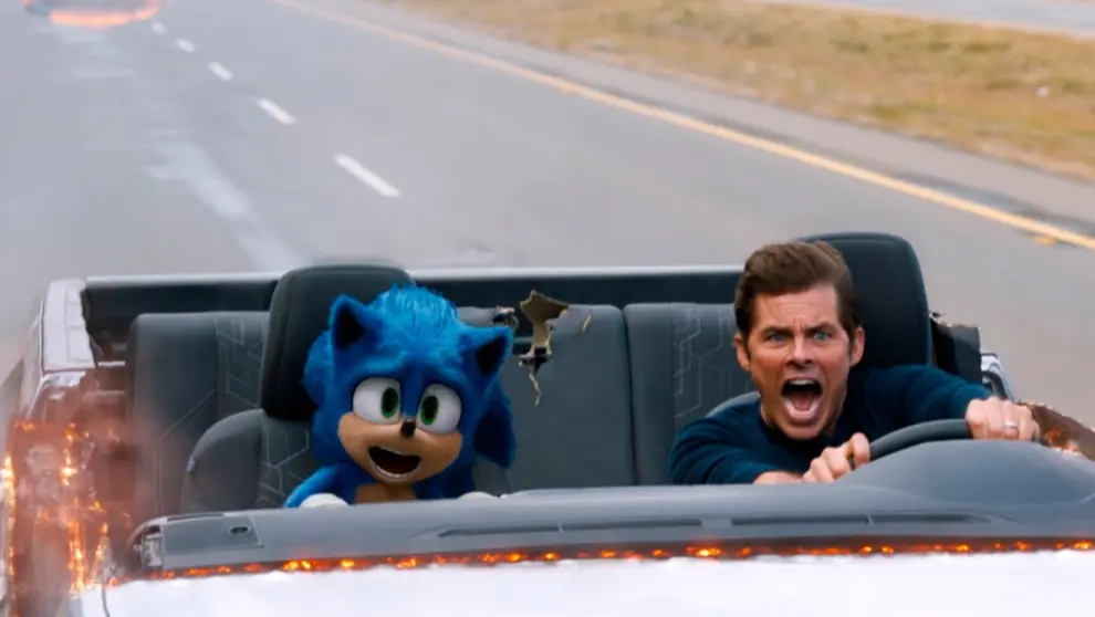 Fotograma cedido por Paramount Pictures-Sega donde aparece el personaje Sonic (i) y el actor James Marsden, como Tom Wachowski, durante una escena de la cinta "Sonic the Hedgehog", que promete entretenimiento para toda la familia durante los estrenos de este fin de semana. EFE