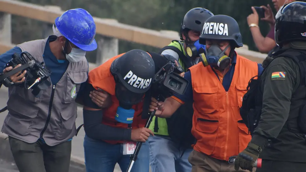 Uno de los momentos de riesgo de los periodistas, en noviembre de 2019.	DICO SOL&Iacute;S