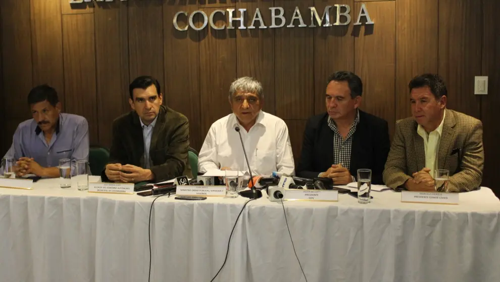 El ministro de Obras P&uacute;blicas, Servicios y Vivienda, Iv&aacute;n Arias, junto con autoridades departamentales y representantes empresariales de Cochabamba. FEPC