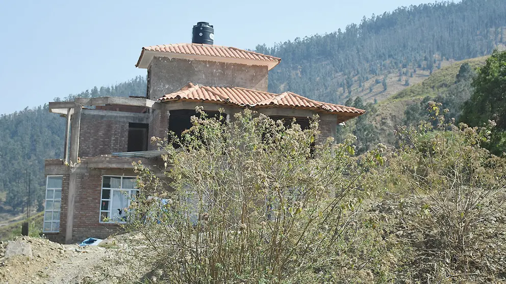 Una vivienda en construcci&oacute;n en el Parque Tunari, en Cochabamba - DICO SOL&Iacute;S