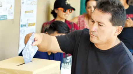 Un ciudadano emite su voto en los comicios de 2019. DICO SOL&Iacute;S