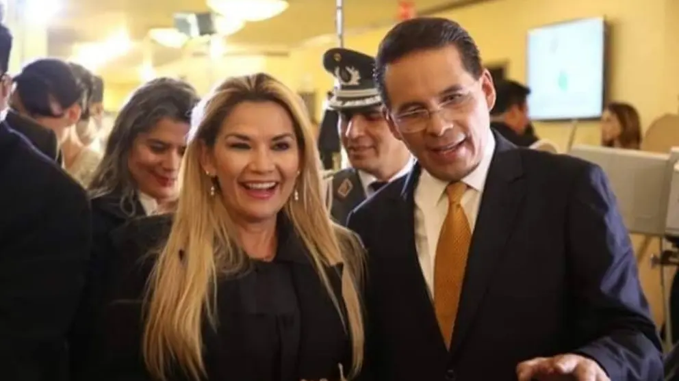 Imagen de archivo de la presidenta Jeanine &Aacute;&ntilde;ez, junto a Gonzalo Rivera.