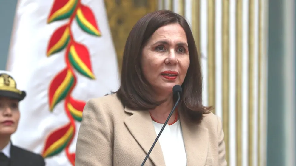 La canciller Karen Longaric, durante una conferencia de prensa. (APG