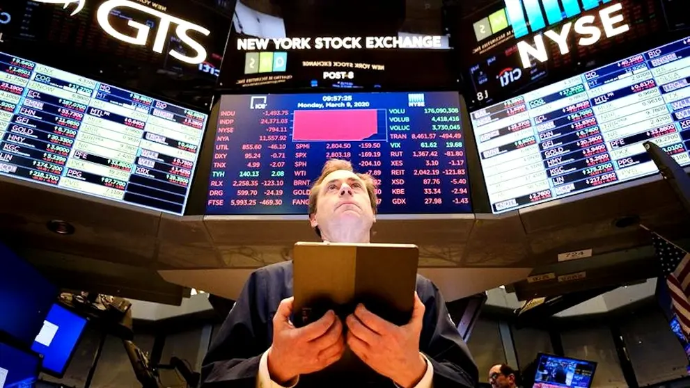 Un corredor de bolsa en Wall Street de Nueva York, Estados Unidos. EFE
