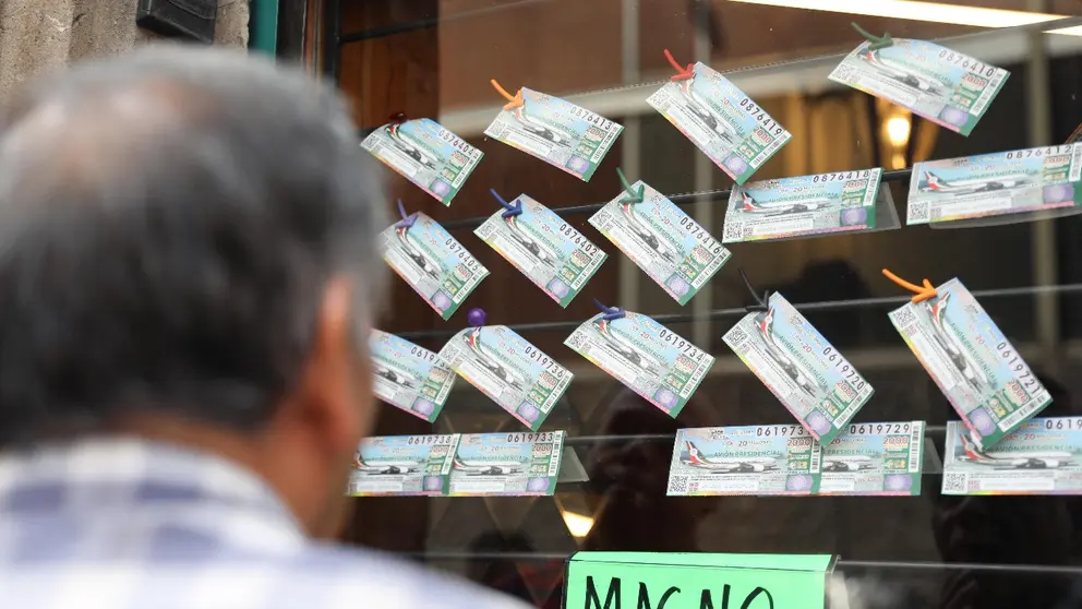 Mexicanos compran los primeros boletos de la rifa del avi&oacute;n presidencial. EFE