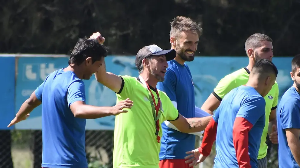 El t&eacute;cnico Cristian D&iacute;az da una charla a los jugadores. DICO SOL&Iacute;S
