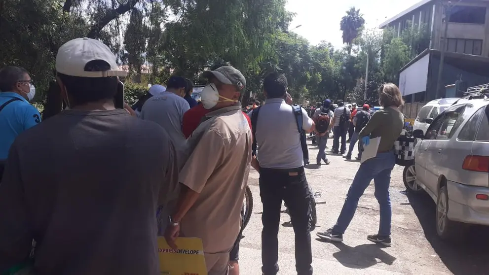 Varias personas tramitan la orden de circulaci&oacute;n en Tr&aacute;nsito. (Sandra Arias)