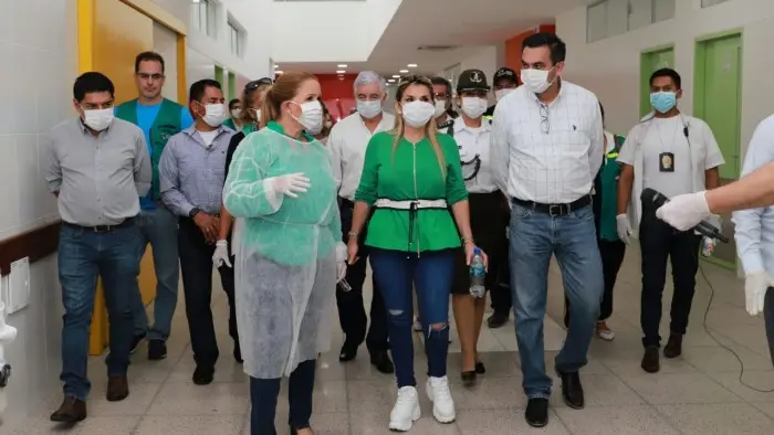 La presidenta Jeanine &Aacute;&ntilde;ez en la inspecci&oacute;n, en Santa Cruz, ayer. ABI