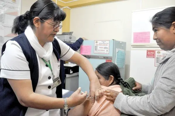 Personal de salud vacuna a la poblaci&oacute;n contra la gripe AH1N1. ARCHIVO