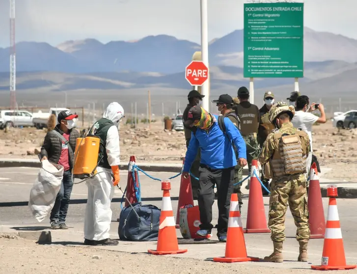 Uno de los grupos que lleg&oacute; hasta el campamento, en la frontera, ayer. APG
