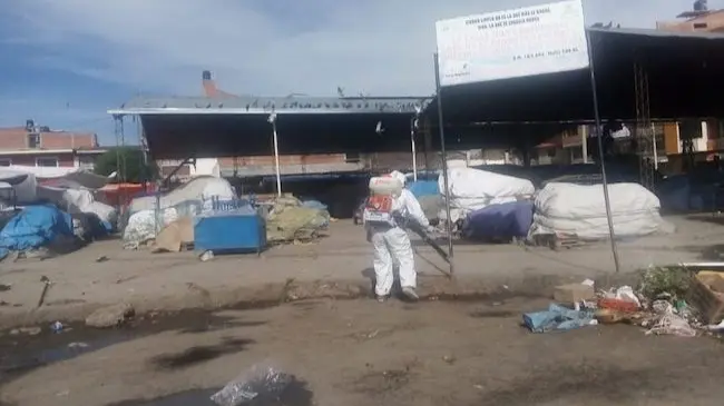 Foto de archivo muestra la fumigaci&oacute;n de un mercado en Quillacollo. (GMQ)