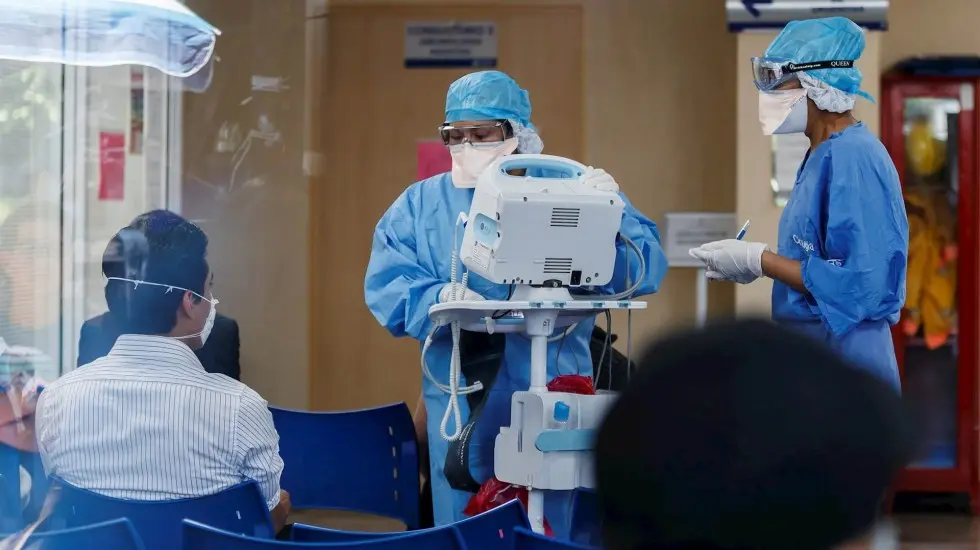Personal m&eacute;dico trabaja en una cl&iacute;nica con enfermos de coronavirus. ARCHIVO