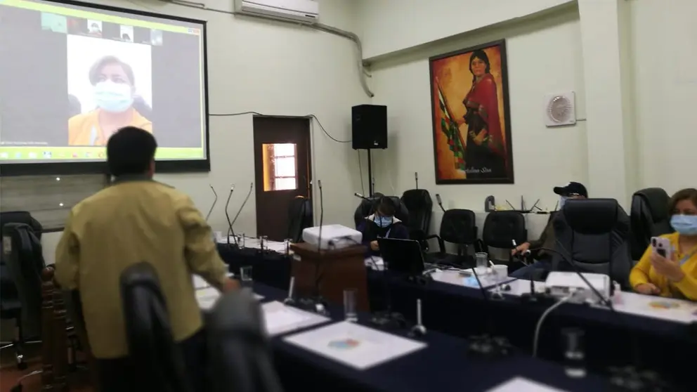 Técnico simulan una reunión virtual en la Asamblea Legislativa Departamental de Cochabamba. ASAMBLEA LEGISLATIVA