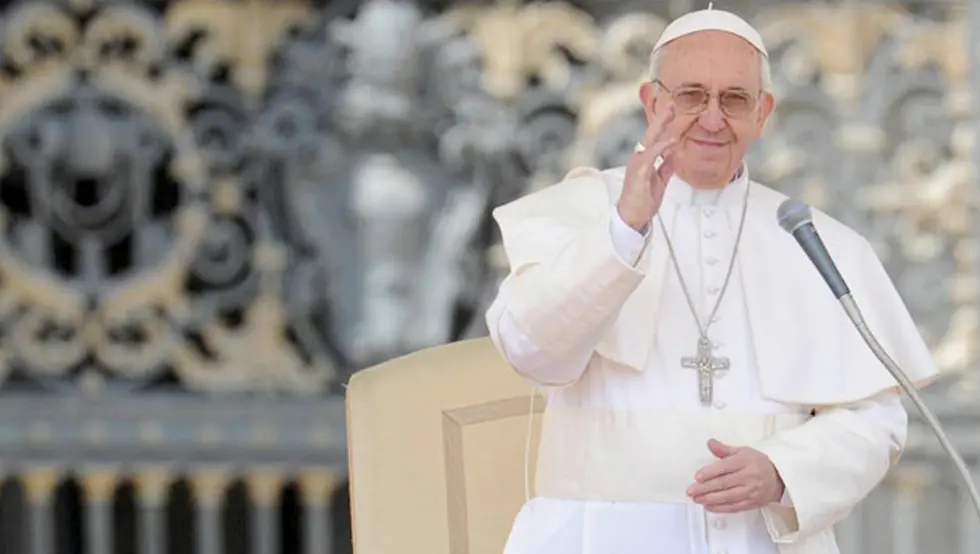 El papa Francisco cierra una intervenci&oacute;n dando la bendici&oacute;n. Archivo
