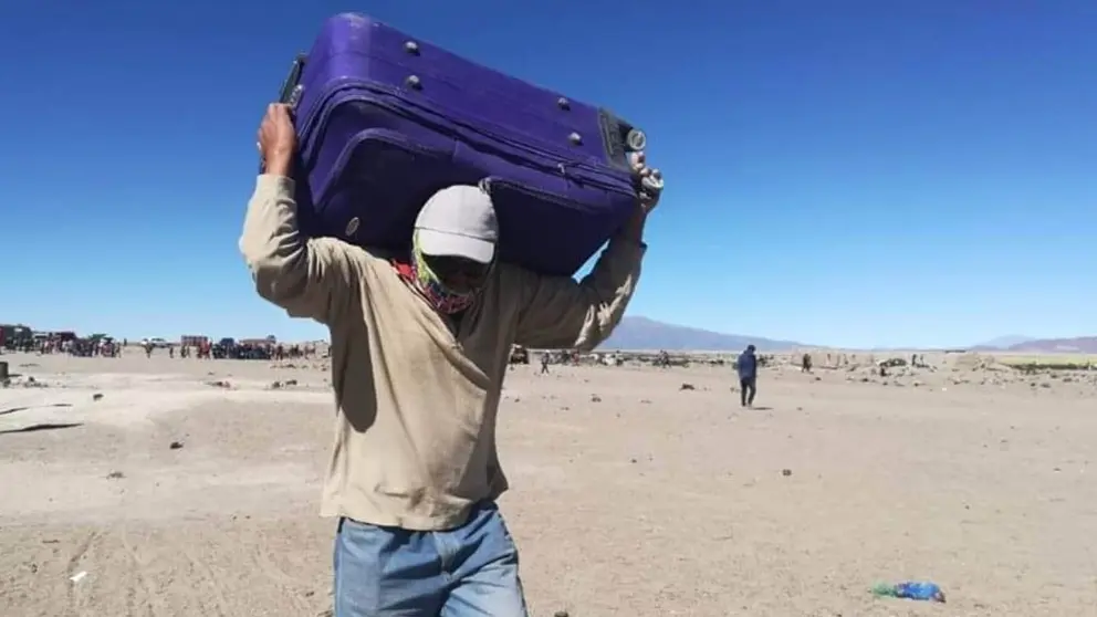 Bolivianos que estaban en Colchane vuelven a Iquique. Foto: Wara noticias