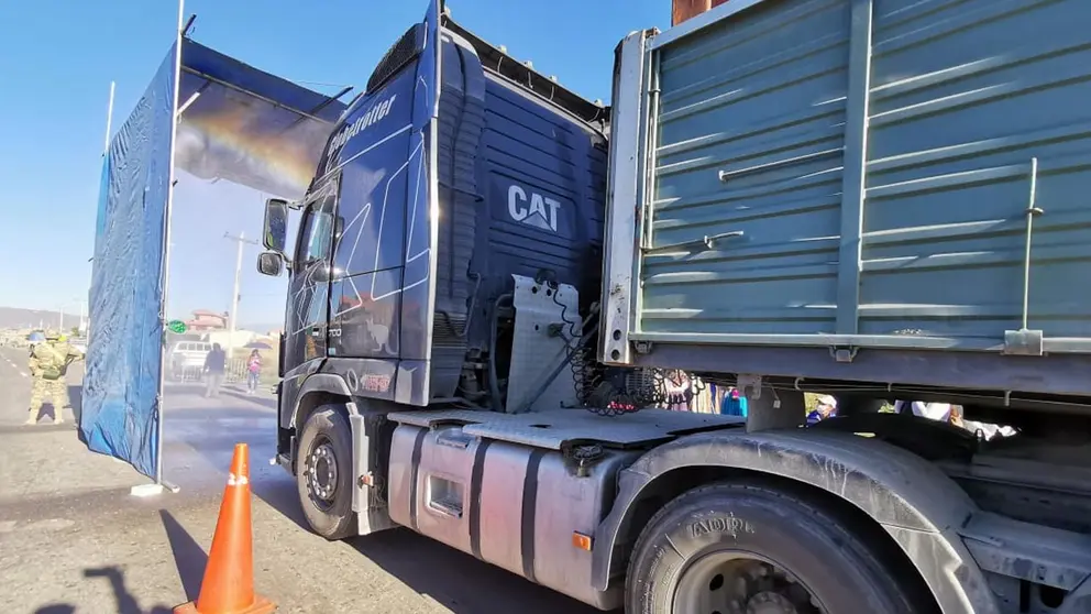 Un vehículo del transporte pesado pasa por la cámara de desinfección instalada en Chiñata, en Sacaba. Mariela Cossío M.