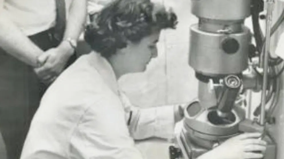 Científica escocesa, June Almeida, usando microscopio electrónico en el Ontario Cancer Institute en Toronto, Canadá, en 1963. EL PITAZO