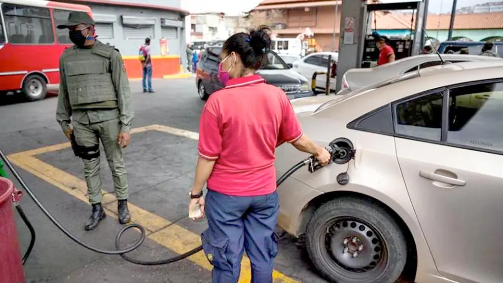 Venezolanos temen que el desabastecimiento del combustible escasee. EFE