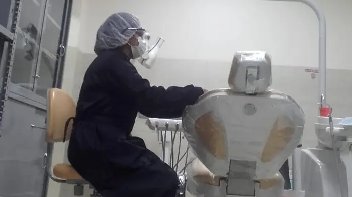 Una odont&oacute;loga del centro de salud Villa Mar&iacute;a de Quillacollo con indumentaria de bioseguridad que compr&oacute; de manera particular.

Cr&eacute;dito:  Juan Jim&eacute;nez