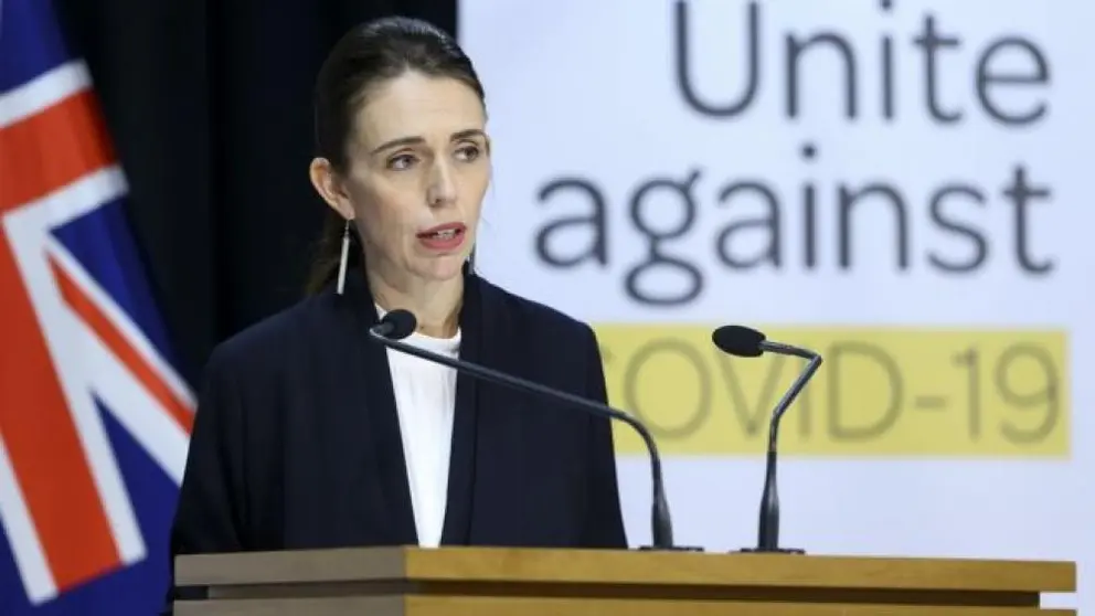 La primera ministra de Nueva Zelandia, Jacinda Ardern, en conferencia de prensa.     FUENTE: BBC