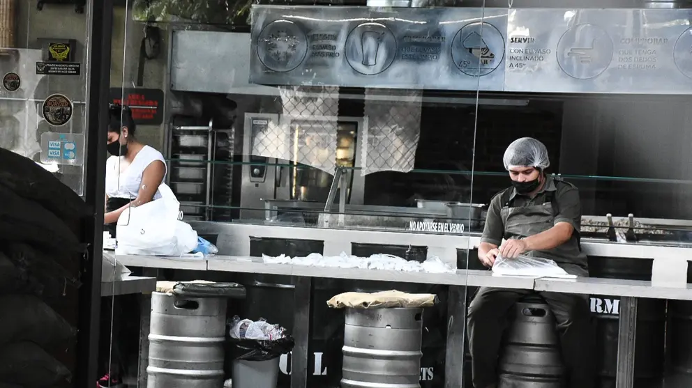 Personal de un restaurante en Cochabamba. DICO SOL&Iacute;S