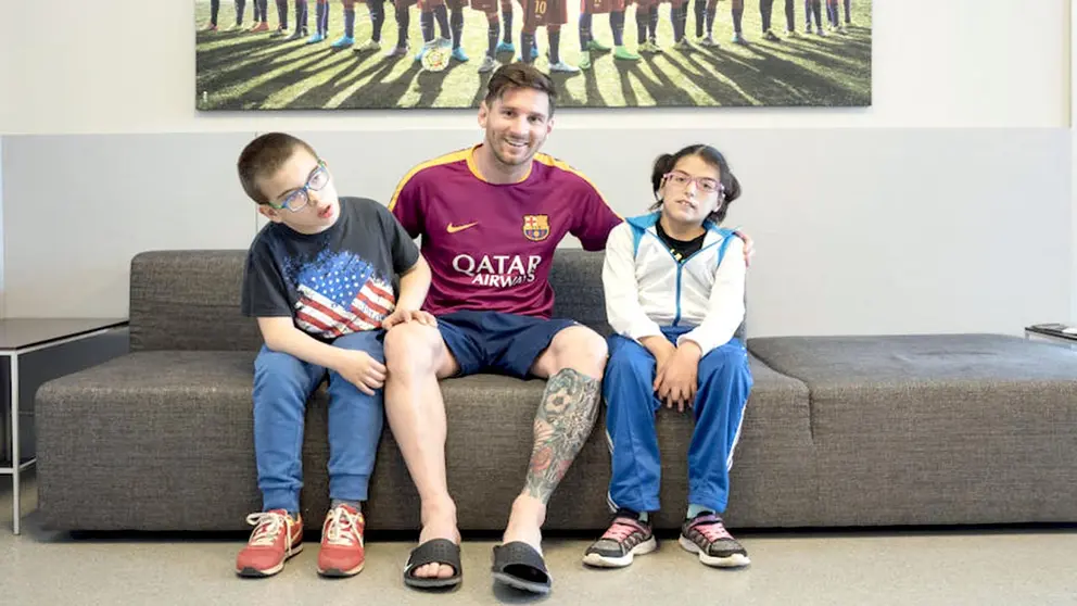 Leo Messi junto a niños de su fundación. EFE/Esports COPE