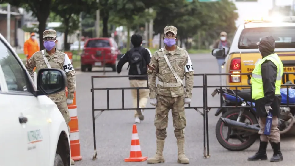 Un soldado en el control en las calles de La Paz. APG