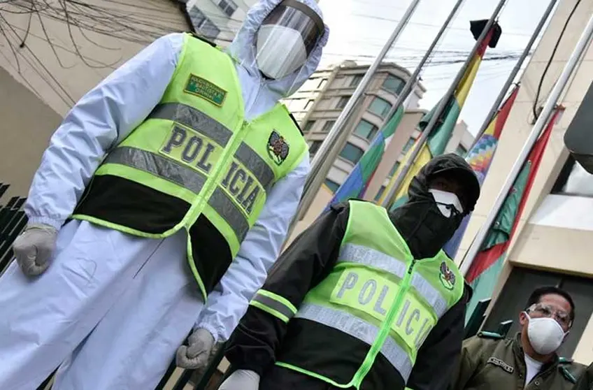 Efectivos policiales, con elementos de bioseguridad. Archivo