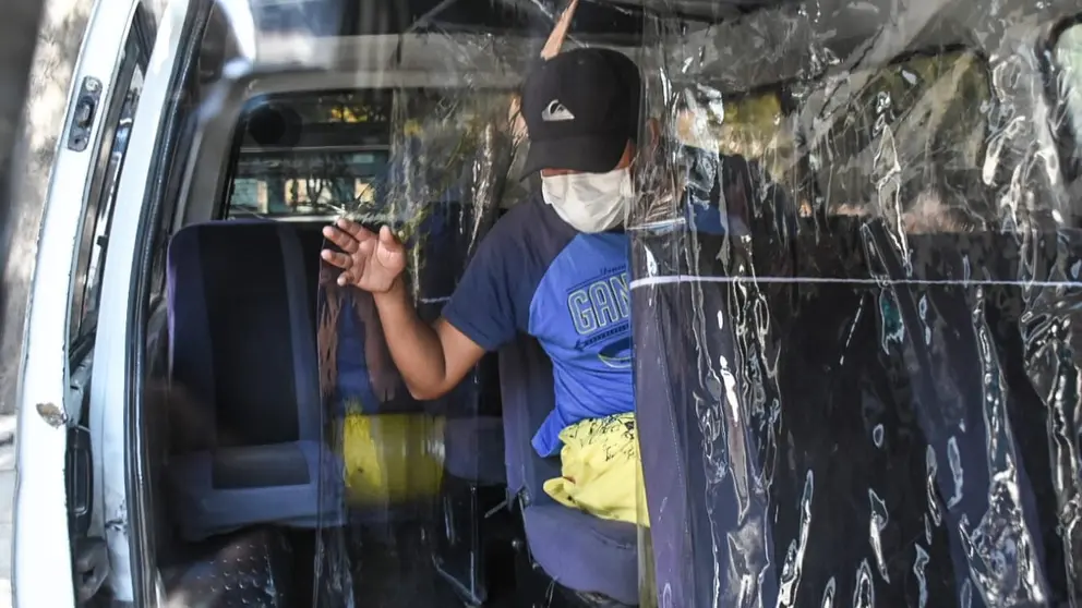 Un conductor &ldquo;fabrica&rdquo; una cabina de pl&aacute;stico para protegerse de los pasajeros.

DICO SOL&Iacute;S