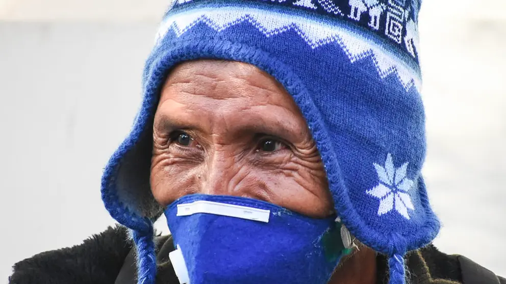 Un hombre abrigado en Cochabamba. Fotograf&iacute;a: Dico Sol&iacute;s