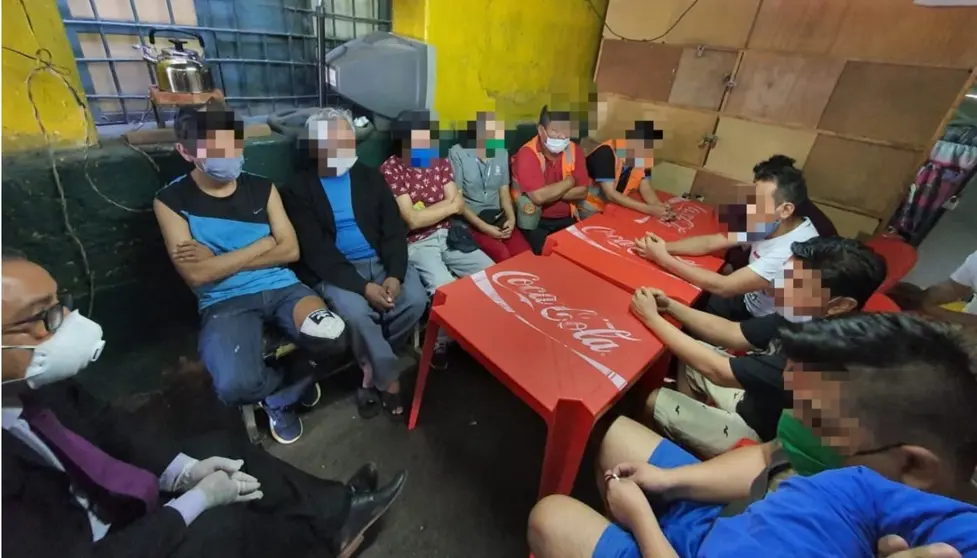 El representante del Defensor del Pueblo en Cochabamba, Nelson Cox, reunido con privados de libertad del penal de San Pedro de Sacaba. DEFENSOR DEL PUEBLO
