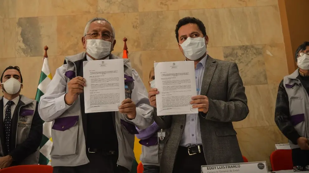 El ministro de Educaci&oacute;n, V&iacute;ctor Hugo C&aacute;rdenas, y el gerente de ENTEL, Eddy Luis Franco, en la firma del convenio. ABI
