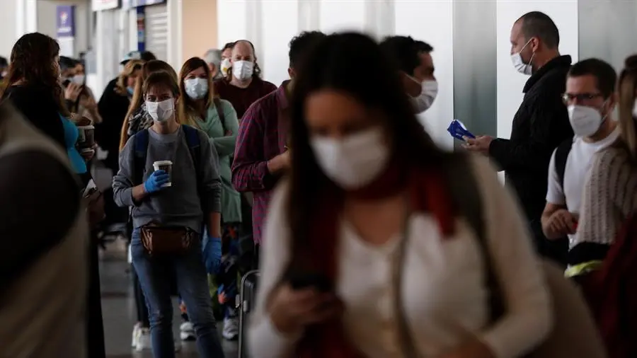Una fila de personas en Santiago de Chile. EFE