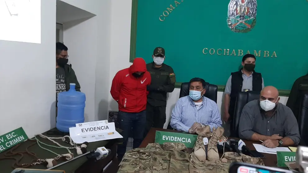 Las autoridades presentan al falso militar vinculado con los bloqueadores de K&rsquo;ara K&rsquo;ara. Foto: OPINI&Oacute;N