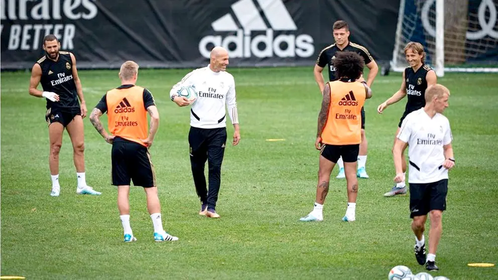 Zinedine Zidane en los entrenamientos del Real Madrid (EFE)